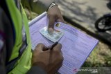 Anggota Kepolisian melakukan penilangan kepada pengguna kendaraan saat melakukan Operasi Lodaya di Jalan Supratman, Bandung, Jawa Barat, Rabu (15/5/2019). Operasi Lodaya tersebut ditujukan untuk memberikan pendidikan masyarakat tentang lalu lintas (Dikmas Lantas) serta cipta kondisi pascapemilu 2019 dan pengamanan Bulan Suci Ramadhan 1440 H di wilayah Jawa Barat. ANTARA JABAR/Raisan Al Farisi/agr