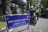 Anggota Kepolisian memberhentikan kendaraan bermotor saat melakukan Operasi Lodaya di Jalan Supratman, Bandung, Jawa Barat, Rabu (15/5/2019). Operasi Lodaya tersebut ditujukan untuk memberikan pendidikan masyarakat tentang lalu lintas (Dikmas Lantas) serta cipta kondisi pascapemilu 2019 dan pengamanan Bulan Suci Ramadhan 1440 H di wilayah Jawa Barat. ANTARA JABAR/Raisan Al Farisi/agr