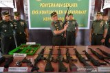 Panglima Kodam Iskandar Muda, Mayjen TNI Teguh Arief Indratmoko (tengah) memeriksa senjata laras panjang bekas konflik Aceh saat rilis kasus di Banda Aceh, Rabu (15/5/2019). Kodam Iskandar Muda menerima sebanyak 9 pucuk senjata api, tiga pistol, empat granat, lima magazane dan sejumlah amunisi bekas konflik aceh yang diserahkan warga secara sukarela. (Antara Aceh/Ampelsa)