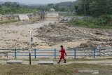 Seorang petugas unit usaha wilayah III melintas di area Bendung Leuwinangka saat Kunjungan direksi PJT II di Bendung Leuwinangka, Subang, Jawa Barat, Rabu (15/5/2019). Kunjungan tersebut bertujuan untuk memeriksa kondisi nyata di lapangan dalam rangka menciptakan sinergi aktif dari semua unit perusahaan agar tercipta pengusahaan sumber daya air wilayah sungai yang bertanggung jawab. ANTARA JABAR/M Ibnu Chazar/agr.