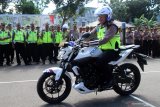 Kepala Unit Lalu Lintas Polsek Sungai Raya Kalbar Ipda Tatang Rosadi mengendarai motor dinas baru yang diterimanya dari Kapolda Kalbar Irjen Pol Didi Haryono saat upacara penyerahan penghargaan di Mapolda Kalbar, Rabu (15/5/2019). Polda Kalbar memberikan piagam penghargaan dan motor dinas baru kepada Ipda Tatang Rosadi yang telah mengantisipasi terjadinya kecelakaan beruntun dengan mengorbankan motor dinasnya untuk dijadikan ganjalan ban truk tronton kelebihan muatan yang mengalami rem blong dalam posisi menanjak di Jembatan Kapuas II Pontianak pada Jumat (3/5/2019). ANTARA FOTO/Jessica Helena WuysangJESSICA HELENA WUYSANG/JESSICA HELENA WUYSANG (JESSICA HELENA WUYSANG/JESSICA HELENA WUYSANG)