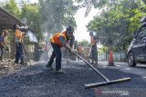 Pekerja menyelesaikan perbaikan jalan alternatif menuju jalur Pantura di jalan raya Cikalong - Cilamaya, Karawang, Jawa Barat, Rabu (15/5/2019). Perbaikan dan pemeliharaan jalan alternatif tersebut dilakukan untuk memberikan kenyamanan pengendara menjelang mudik Lebaran 2019. ANTARA JABAR/M Ibnu Chazar/agr