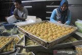 Sejumlah warga menyelesaikan pesanan kue kering di Margadadi, Indramayu, Jawa Barat, Rabu (15/5/2019). Sejumlah ibu rumah tangga memanfaatkan Ramadhan untuk berbisnis berbagai kue kering skala rumahan seperti kue Nastar, Putri Salju dan Kastengel yang dijual seharga Rp35.000 hingga Rp65.000 per stoples. ANTARA JABAR/Dedhez Anggara/agr