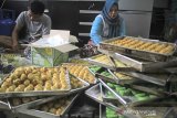 Sejumlah warga menyelesaikan pesanan kue kering di Margadadi, Indramayu, Jawa Barat, Rabu (15/5/2019). Sejumlah ibu rumah tangga memanfaatkan Ramadhan untuk berbisnis berbagai kue kering skala rumahan seperti kue Nastar, Putri Salju dan Kastengel yang dijual seharga Rp35.000 hingga Rp65.000 per stoples. ANTARA JABAR/Dedhez Anggara/agr