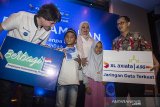 Chief Marketing Officer XL Axiata David Arcelus Oses (kiri) bersama Group Head Central Region XL Axiata Sofia Purbayanti (tengah) berbincang dengan perwakilan yayasan Pendidikan Rumah Ihsan Yatim Duafa Yudantara (kanan) saat Safari Ramadan XL di Bandung, Jawa Barat, Rabu (15/5). Dalam kegiatan Safari Ramadan tersebut XL memberikan satu buah router dan paket internet 240 GB kepada Yayasan Pendidikan Rumah Ihsan Yatim Duafa Bandung yang digunakan untuk kegiatan belajar - mengajar. ANTARA JABAR/M Agung Rajasa/agr