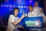 Chief Marketing Officer XL Axiata David Arcelus Oses (kiri) bersama Group Head Central Region XL Axiata Sofia Purbayanti (kedua kanan) memberikan donasi kepada perwakilan yayasan Pendidikan Rumah Ihsan Yatim Duafa saat Safari Ramadan XL di Bandung, Jawa Barat, Rabu (15/5). Dalam kegiatan Safari Ramadan tersebut XL memberikan satu buah router dan paket internet 240 GB kepada Yayasan Pendidikan Rumah Ihsan Yatim Duafa Bandung yang digunakan untuk kegiatan belajar - mengajar. ANTARA JABAR/M Agung Rajasa/agr