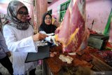 Dokter hewan Dinas Peternakan memeriksa daging sapi saat sidak gabungan di Pasar Kolpajung,  Pamekasan, Jawa Timur, Rabu (15/5/2019). Memasuki pekan ke dua bulan Ramadhan 1440 H, Disperindag  bersama Dinas Peternakan Provinsi dan Dinas Kesehatan setempat melakukan pemeriksaan kelayakan daging dan ikan. Antara Jatim/Siful Bahri/ZK