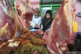 Dokter hewan Dinas Peternakan memeriksa daging sapi saat sidak gabungan di Pasar Kolpajung,  Pamekasan, Jawa Timur, Rabu (15/5/2019). Memasuki pekan ke dua bulan Ramadhan 1440 H, Disperindag  bersama Dinas Peternakan Provinsi dan Dinas Kesehatan setempat melakukan pemeriksaan kelayakan daging dan ikan. Antara Jatim/Siful Bahri/ZK