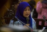 Terdakwa kasus dugaan suap perizinan proyek Meikarta Neneng Hasanah Yasin membacakan nota pembelaan pada sidang lanjutan di Pengadilan Tipikor Bandung, Jawa Barat, Rabu (15/5/2019). Dalam nota pembelaan tersebut Bupati nonaktif Bekasi Neneng Hasanah Yasin meminta kepada majelis  hakim untuk hukuman yang seringan-ringannya dan telah mengakui tindakan yang didakwakan atas dugaan suap dengan menerima Rp10 miliar dan SGD90.000 dari pengembang Meikarta. ANTARA JABAR/Novrian Arbi/agr