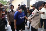 Polwan menggiring tersangka mucikari prostitusi daring berinisial NI (34) saat gelar kasus di Mapolres Kediri, Jawa Timur, Rabu (15/5/2019). Menurut polisi tersangka telah menjalankan bisnisnya selama dua tahun dengan mempekerjakan sepuluh perempuan yang ditawarkannya melalui media sosial dengan tarif Rp600.000 hingga Rp1.000.000 per sekali kencan. Antara Jatim/Prasetia Fauzani/zk.