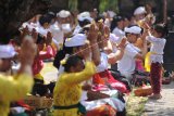 Umat Hindu melakukan persembahyangan Hari Pagerwesi di Pura Jagatnatha, Denpasar, Bali, Rabu (15/5/2019). Hari Pagerwesi yang merupakan rangkaian Hari Saraswati atau hari turunnya ilmu pengetahuan diperingati oleh umat Hindu di Bali dengan melakukan persembahyangan untuk keteguhan iman dalam menerapkan ilmu pengetahuan. ANTARA FOTO/Fikri Yusuf/nym.