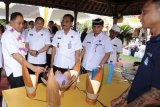 Kepala Badan Narkotika Nasional (BNN) Komjen Pol Heru Winarko (kiri), Direktur Pasca Rehabilitasi BNN Brigjen Pol Budiyono (kedua kiri) dan Kepala BNNP Bali Brigjen Pol Putu Gede Suastawa (ketiga kiri) mengamati hasil kerajinan karya mantan pengguna narkoba saat pencanangan Layanan Rehabilitasi Berbasis Masyarakat bagi pengguna narkoba di Desa Pemogan, Denpasar, Bali, Rabu (15/5/2019). Layanan rehabilitasi pengguna narkoba dengan melibatkan masyarakat dan agen pemulihan tersebut dibentuk sebagai salah satu upaya untuk mewujudkan kawasan desa yang bersih dari narkoba. ANTARA FOTO/Fikri Yusuf/nym.