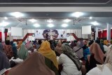 Warga mengikuti kegiatan Pondok Ramadhan 2019 yang digelar oleh Pemkot Kediri di Balai Kota Kediri, Jawa Timur, Rabu (15/5). Kegiatan ini tidak hanya diisi dengan kegiatan keagamaan saja, melainkan sekaligus santunan kepada 75 anak yatim. Antara Jatim/Asmaul Chusna