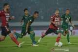 Pesepak bola Persebaya Hansamu Yama (kedua kiri) mengejar bola yang dibayangi pesepak bola Bali United Paulo Sergio (kanan) dalam pertandingan Sepak Bola Liga 1 2019 di Stadion I Wayan Dipta, Gianyar, Kamis (16/5/2019). Bali United menang atas Persebaya dengan skor 2-1. ANTARA FOTO/Nyoman Budhiana.