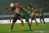 Pesepak bola Bali Ilija Spasojevic (kiri) berebut bola dengan pesepak bola Persebaya Muhammad Hidayat dalam pertandingan Sepak Bola Liga 1 2019 di Stadion I Wayan Dipta, Gianyar, Kamis (16/5/2019). Bali United menang atas Persebaya dengan skor 2-1. ANTARA FOTO/Nyoman Budhiana.