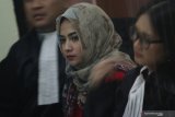 Terdakwa kasus dugaan penyebaran konten asusila Vanessa Angel (tengah) menjalani sidang lanjutan di Pengadilan Negeri (PN) Surabaya, Jawa Timur, Kamis (16/5/2019). Sidang tersebut beragendakan pemeriksaan saksi yang dihadirkan Jaksa Penuntut Umum (JPU). Antara Jatim/Moch Asim/zk.