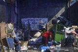 Suasana bongkar muat sampah di Karapitan, Bandung, Jawa Barat, Kamis (16/5/2019). Dirut PD Kebersihan Kota Bandung Deni Nurdiana memprediksi volume sampah di Bandung akan meningkat pada pekan ketiga Bulan Ramadhan yang di akibatkan oleh menumpuknya sampah pada jam berbuka puasa. ANTARA JABAR/Raisan Al Farisi/agr