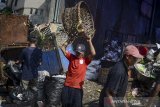 Suasana bongkar muat sampah di Karapitan, Bandung, Jawa Barat, Kamis (16/5/2019). Dirut PD Kebersihan Kota Bandung Deni Nurdiana memprediksi volume sampah di Bandung akan meningkat pada pekan ketiga Bulan Ramadhan yang di akibatkan oleh menumpuknya sampah pada jam berbuka puasa. ANTARA JABAR/Raisan Al Farisi/agr