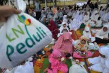 Karyawan PT PLN (Persero) Wilayah Aceh memberikan bantuan berupa paket ramadhan kepada anak yatim saat berbuka puasa bersama di Banda Aceh, Kamis (16/5/2019). PT PLN Wilayah Aceh melalui program BUMN Hadir Untuk Negeri di bulan Ramadhan 1440 Hijriyah itu menyantuni sebanyak 1.000 anak yatim termasuk pembagian Alquran, beasiswa dan bantuan program rumah masyarakat kepada warga kurang mampu. (ANTARA FOTO/Ampelsa/pras)