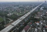 Foto udara proyek Jalan Tol Layang Jakarta-Cikampek di KM 19, Bekasi, Jawa Barat, Kamis (16/5/2019). Pemerintah melalui Kementerian PUPR akan menghentikan sementara pengerjaan pembangunan proyek jalan tol layang tersebut sejak H-10 lebaran hingga H+10 untuk menambah kelancaran dan kenyamanan arus mudik dan arus balik. ANTARA FOTO