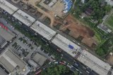 Foto udara proyek Jalan Tol Layang Jakarta-Cikampek di KM 19, Bekasi, Jawa Barat, Kamis (16/5/2019). Pemerintah melalui Kementerian PUPR akan menghentikan sementara pengerjaan pembangunan proyek jalan tol layang tersebut sejak H-10 lebaran hingga H+10 untuk menambah kelancaran dan kenyamanan arus mudik dan arus balik. ANTARA FOTO