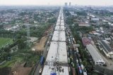 Foto udara proyek Jalan Tol Layang Jakarta-Cikampek di KM 19, Bekasi, Jawa Barat, Kamis (16/5/2019). Pemerintah melalui Kementerian PUPR akan menghentikan sementara pengerjaan pembangunan proyek jalan tol layang tersebut sejak H-10 lebaran hingga H+10 untuk menambah kelancaran dan kenyamanan arus mudik dan arus balik. ANTARA FOTO