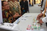 Kepala Bank Indonesia KPw Provinsi Kaltim Muhammad Nur (kiri) saat peluncuran bersama 30 bank se-Kaltim dalam penukaran uang pecahan kecil menghadapi Idul Fitri di Bigmal Samarinda, Kamis (16/5). (Antaranews Kaltim/Ist)