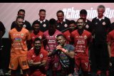 Kapten Persija Andritany Ardhiyasa (kanan depan) bersama pemain senior Persija Bambang Pamungkas (kiri depan) saat peluncuran tim dan jersey musim 2019-2020 di Jakarta, Jumat (17/5/2019). ANTARA FOTO/Puspa Perwitasari/nym.