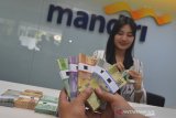 Petugas Bank Mandiri Kantor Cabang Pembantu (KCP) Tasikmalaya menyiapkan uang pecahan untuk layanan penukaran uang baru di Kota Tasikmalaya, Jawa Barat, Jumat (17/5/2019). Bank Mandiri menyiapkan dana tunai sebesar Rp54,9 triliun atau sekitar Rp1,9 triliun per hari secara Nasional untuk mengantisipasi kenaikan kebutuhan masyarakat pada Bulan Ramadan dan menjelang Idul Fitri 1440 H. ANTARA JABAR/Adeng Bustomi/agr