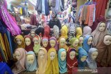 Pengunjung memperhatikan busana muslim di Pasar Baru, Bandung, Jawa Barat, Jumat (17/5/2019). Pedagang menyatakan, pada minggu kedua Bulan Suci Ramadhan rata-rata pedagang di Pasar Baru mengalami peningkatan penjualan busana muslim sebanyak 50 persen atau 100 busana per hari dibandingkan dengan hari biasa yang hanya menjual 50 busana per hari. ANTARA JABAR/Raisan Al Farisi/agr