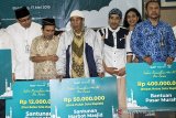 Direktur Utama Bio Farma M. Rahman Roestan (kiri) berbincang dengan sejumlah penerima santunan saat program Safari Ramadan 1440 H di Bio Farma, Bandung, Jawa Barat, Jumat (17/5). Program Safari Ramadan merupakan pemberian santunan untuk difabel, tunanetra, anak yatim, marbot masjid, dan bantuan untuk pesantren An Nahdlah Depok yang sebagai bagian dari kegiatan BUMN Hadir Untuk Negeri. ANTARA JABAR/M Agung Rajasa/agr