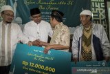 Direktur Utama Bio Farma M. Rahman Roestan (kedua kiri) berbincang dengan sejumlah penerima santunan saat program Safari Ramadan 1440 H di Bio Farma, Bandung, Jawa Barat, Jumat (17/5). Program Safari Ramadan merupakan pemberian santunan untuk difabel, tunanetra, anak yatim, marbot masjid, dan bantuan untuk pesantren An Nahdlah Depok yang sebagai bagian dari kegiatan BUMN Hadir Untuk Negeri. ANTARA JABAR/M Agung Rajasa/agr