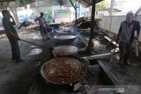 Warga memasak kuah beulangong (kari daging sapi) untuk dinikmati bersama pada tradisi kenduri Ramadhan di Desa Lambhuk Ulee Kareng, Banda Aceh, Sabtu (18/5/2019). Kenduri dengan menu utama kari sapi atau kambing saat berbuka puasa merupakan tradisi yang dilaksanakan untuk peringatan Nuzulul Quran. (Antara Aceh/Irwansyah Putra)