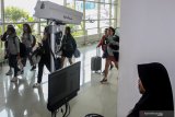 Penumpang pesawat melintasi alat pendeteksi suhu tubuh (thermal scanner) saat tiba di terminal 2 Bandara Juanda Surabaya di Sidoarjo, Jawa Timur, Jumat (17/5/2019). Kantor Kesehatan Pelabuhan kelas 1 Surabaya wilayah kerja bandara Juanda meningkatkan kewaspadaan dengan memasang alat pendeteksi suhu tubuh untuk mengantisipasi masuknya virus cacar monyet (Monkeypox) ke wilayah Indonesia. Antara Jatim/Umarul Faruq/zk.