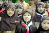 Siswa menyanyikan lagu Indonesia Raya saa mengikuti Deklarasi Sekolah Ramah Anak di SDN Kowel 3, Pamekasan, Jawa Timur, Jumat (17/5/2019). Sebanyak delapan sekolah  dari tingkat PAUD hingga SMA/MA ditetapkan sebagai sekolah percontohan Ramah Anak dengan indikator menjamin rasa aman dan nyaman bagi siswa selama berada di sekolah baik secara fisik maupun psikis guna menuju Kabupaten Layak Anak. Antara Jatim/Saiful Bahri/zk.