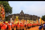 Sejumlah umat Budha mengikuti kirab saat prosesi kirab Waisak 2563 BE/2019 di kawasan Candi Borobudur, Magelang, Jawa Tengah, Sabtu (18/5/2019). Prosesi kirab dari Candi Mendut menuju Candi Borobudur yang diikuti oleh ribuan umat Budha itu menjadi rangkaian puncak peringatan Tri Suci Waisak 2019. ANTARA FOTO/Andreas Fitri Atmoko/nym.