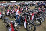 Pengunjung berswafoto dengan latar belakang motor tua dalam pameran mobil dan motor antik di Denpasar, Bali, Sabtu (18/5/2019). Sekitar 500 mobil dan motor klasik dari tahun 1913 hingga 1988 dipamerkan pada kegiatan tersebut untuk menyambut Hari Kebangkitan Nasional dan tercatat dalam rekor MURI sebagai pameran mobil dan motor klasik terbanyak. ANTARA FOTO/Nyoman Hendra Wibowo/nym.