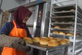 Pekerja membuat roti di sebuah industri roti di Malang, Jawa Timur, Sabtu (18/5/2019). Pengusaha roti setempat mengaku terkendala dengan harga bahan baku terutama tepung terigu, gula dan telur yang mengalami kenaikan kisaran 10 persen hingga 30 persen sejak dua pekan terakhir. Antara Jatim/Ari Bowo Sucipto/zk.