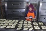 Pekerja membuat roti di sebuah industri roti di Malang, Jawa Timur, Sabtu (18/5/2019). Pengusaha roti setempat mengaku terkendala dengan harga bahan baku terutama tepung terigu, gula dan telur yang mengalami kenaikan kisaran 10 persen hingga 30 persen sejak dua pekan terakhir. Antara Jatim/Ari Bowo Sucipto/zk.