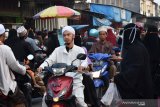 Suasana kawasan di sekitar Pondok Pesantren Al Fatah Temboro dengan sebutan Kampung Madinah di  Kabupaten Magetan, Jawa Timur, Kamis (16/5/2019). Banyak orang menyebut kawasan tersebut sebagai Kampung Madinah karena seluruh warga penghuni dan pengunjungnya berbusana muslim seperti di Madinah. Antara Jatim/Siswowidodo/zk.