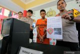 Kapolres Blitar AKBP Anissullah M Ridha (Kanan) menunjukkan alat bukti tangkapan layar media sosial Facebook beserta tersangka Huda Rian Nandas yang berisi ujaran kebencian terhadap dua perguruan pencak silat saat rilis di Mapolres Blitar, Jawa Timur, Jumat (17/5/2019). Dari hasõl pemeriksaan penyidik, tersangka mengaku sengaja mengadu domba antara perguruan Pencak silat Persaudaraan Setia Hati Terate (PSHT) dengan perguruan Ikatan Kera Sakti Putera Indonesia (IKSPI) dengan tujuan agar simpatisan kedua perguruan silat tersebut saling berkelahi. Antara Jatim/Irfan Anshori/zk.