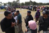 Warga antre menukarkan uang pecahan baru di mobil kas keliling di kawasan monumen Simpang Lima Gumul, Kediri, Jawa Timur, Sabtu (18/5/2019). Bank Indonesia bersama tujuh bank umum mengoperasikan delapan mobil kas keliling dalam satu lokasi guna memenuhi kebutuhan uang pecahan untuk lebaran bagi masyarakat. Antara Jatim/Prasetia Fauzani/zk.