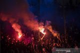 Pendukung Persib Bandung menyalakan suar (flare) seusai pertandingan Sepak Bola Liga 1 2019 antara Persib Bandung dengan Persipura Jayapura di Stadion Si Jalak Harupat, Kabupaten Bandung, Jawa Barat, Sabtu (18/5/2019). Pertandingan tersebut dimenangkan oleh Persib Bandung dengan skor 3-0. ANTARA JABAR/M Agung Rajasa/agr