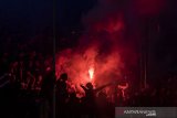 Siluet pendukung Persib Bandung menyalakan suar (flare) seusai pertandingan Sepak Bola Liga 1 2019 antara Persib Bandung dengan Persipura Jayapura di Stadion Si Jalak Harupat, Kabupaten Bandung, Jawa Barat, Sabtu (18/5/2019). Pertandingan tersebut dimenangkan oleh Persib Bandung dengan skor 3-0. ANTARA JABAR/M Agung Rajasa/agr