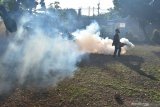 Petugas melakukan pangasapan (fogging) untuk membasmi nyamuk Aedes aegypti di Kelurahan Klegen, Kota Madiun, Jawa Timur, Sabtu (18/5/2019). Pengasapan dilakukan karena di lokasi tersebut terdapat empat orang penderita demam berdarah dalam satu RT, sedangkan data Dinas Kesehatan setempat mencatat selama 2019 terjadi 211 kasus demam berdarah di Kota Madiun. Antara Jatim/Siswowidodo/zk.