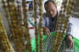 Perajin menunjukkan untaian tasbih setengah jadi di Bunulrejo, Malang, Jawa Timur, Jumat (17/5/2019). Perajin tasbih setempat mengeluhkan kekurangan tenaga kerja terampil sehingga mereka kesulitan memenuhi permintaan yang meningkat hingga dua kali lipat terutama sejak awal bulan Ramadhan. Antara Jatim/Ari Bowo Sucipto/zk.