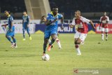 Pesepakbola Persib Bandung Ezechiel Ndouasel (tengah) bersama pesepakbola Persipura Jayapura Ricardo Salampessy (kedua kanan) mengejar bola saat pertandingan Sepak Bola Liga 1 2019 di Stadion Si Jalak Harupat, Kabupaten Bandung, Jawa Barat, Sabtu (18/5/2019). Pertandingan tersebut dimenangkan oleh Persib Bandung dengan skor 3-0. ANTARA JABAR/M Agung Rajasa/agr