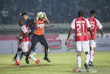 Penjaga gawang Persipura Jayapura Dede Sulaiman (ketiga kiri) menangkap bola saat pertandingan Sepak Bola Liga 1 2019 di Stadion Si Jalak Harupat, Kabupaten Bandung, Jawa Barat, Sabtu (18/5/2019). Pertandingan tersebut dimenangkan oleh Persib Bandung dengan skor 3-0. ANTARA JABAR/M Agung Rajasa/agr