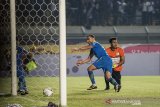 Pesepakbola Persib Bandung Artur Gevorkyan (kedua kanan) merayakan kemenangan usai mencetak gol ke gawang Persipura Jayapura dalam pertandingan Sepak Bola Liga 1 2019 di Stadion Si Jalak Harupat, Kabupaten Bandung, Jawa Barat, Sabtu (18/5/2019). Pertandingan tersebut dimenangkan oleh Persib Bandung dengan skor 3-0. ANTARA JABAR/M Agung Rajasa/agr