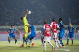 Penjaga gawang Persib Bandung M Natsir F Mahbuby (kedua kiri) menghalau laju bola dalam pertandingan Sepak Bola Liga 1 2019 di Stadion Si Jalak Harupat, Kabupaten Bandung, Jawa Barat, Sabtu (18/5/2019). Pertandingan tersebut dimenangkan oleh Persib Bandung dengan skor 3-0. ANTARA JABAR/M Agung Rajasa/agr